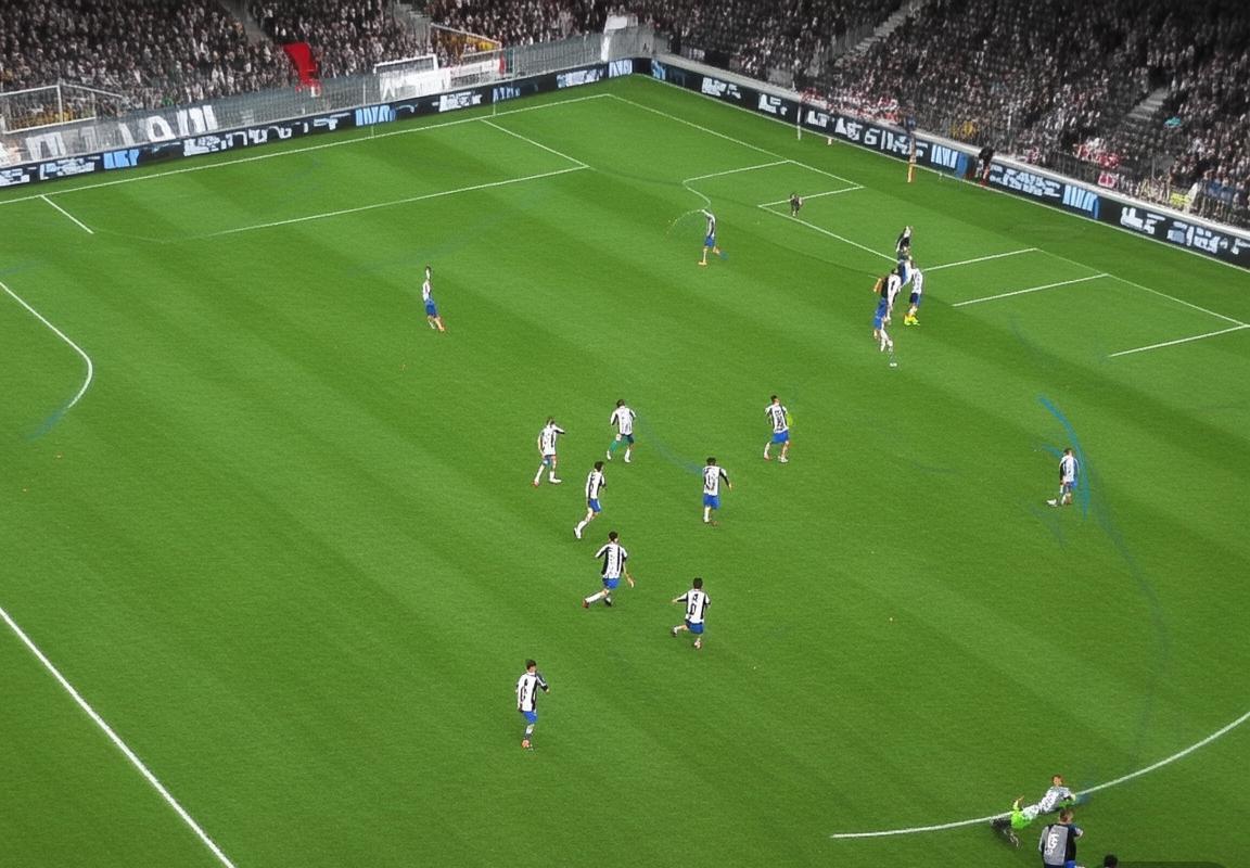 巴塞罗那VS尤文图斯：足球战术对决与阵型演变解析(图1)